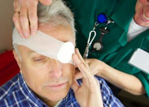 Наложение повязки при повреждении глаза